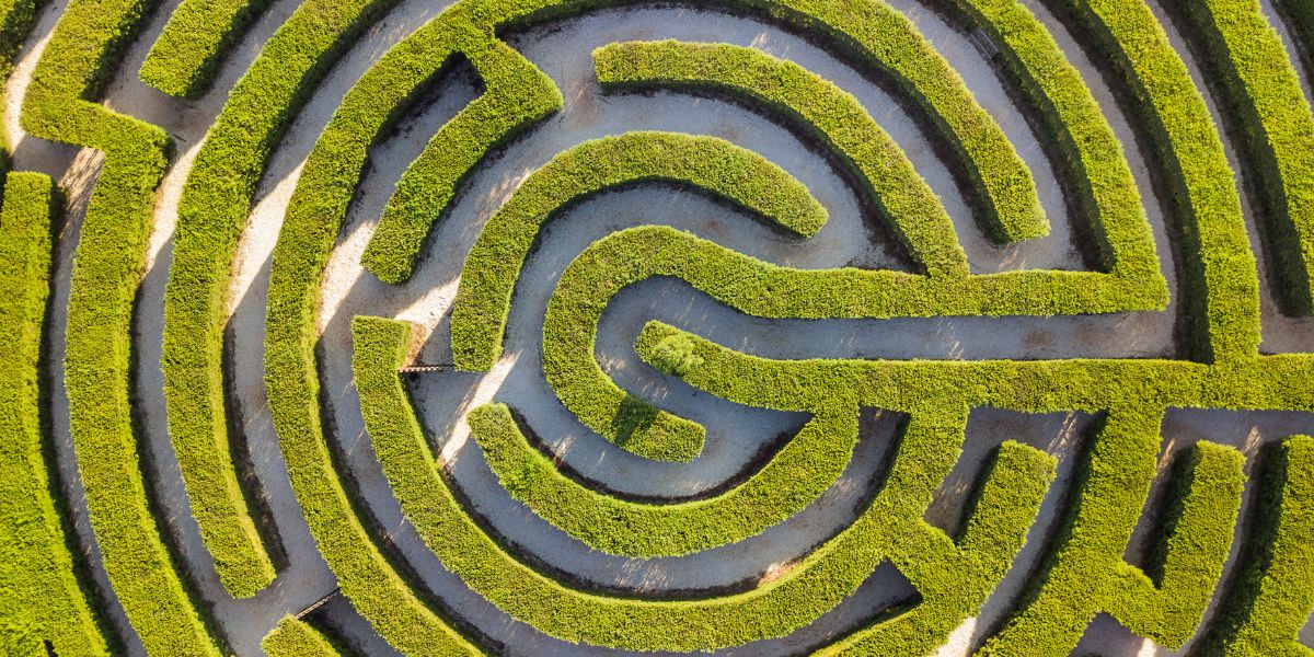 Birdseye view of maze in 'G' shape.